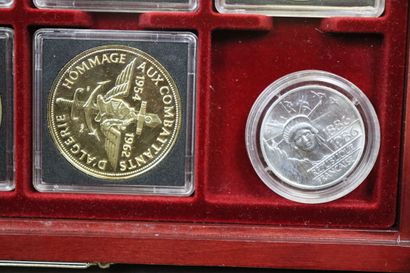 Un coffret comprenant 22 pièces France, francs...