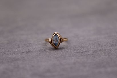 Une bague or jaune 750/°° avec un spinelle...