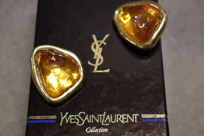 Yves Saint Laurent. Paire de boucles d'oreilles...