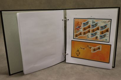 Réunion de cinq albums de timbres France...