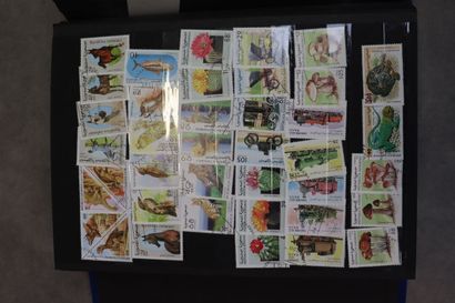 Réunion de 8 albums de timbres tous pays....
