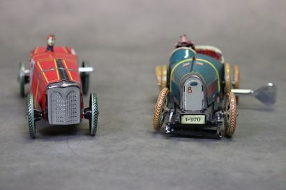 Réunion de deux voitures mécaniques en tôle...