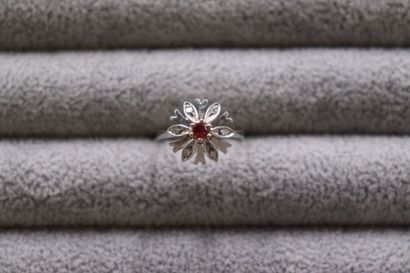 Une bague or gris 585/°° en forme de fleur...
