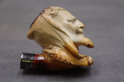 Réunion de d'une pipe et un foyer en écume...