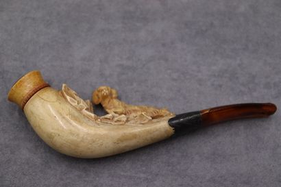 Réunion de deux pipes en écume de mer à décor...