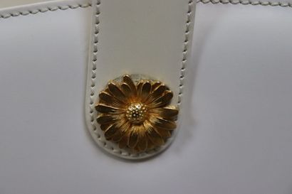 ESCADA. Sac à main en cuir blanc, bijouterie...
