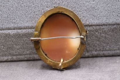 Une broche camée buste de femme de profil...