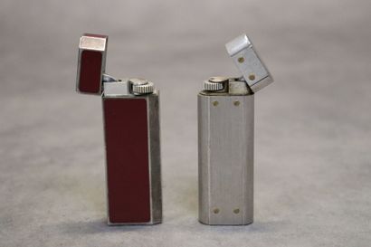 CARTIER. Réunion de deux briquets en métal...
