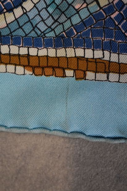 HERMES. Carré en soie à décor d'une mosaïque...