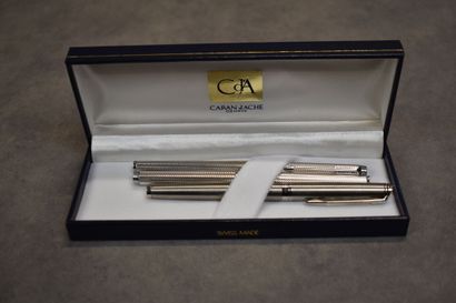 WATERMAN. Paire de stylos en métal argenté....