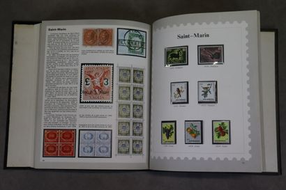 Réunion de douze classeurs de timbres étrangers...