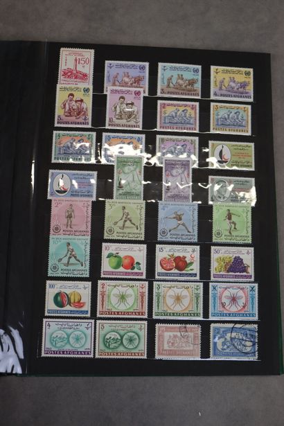 Réunion de trois classeurs de timbres neufs...