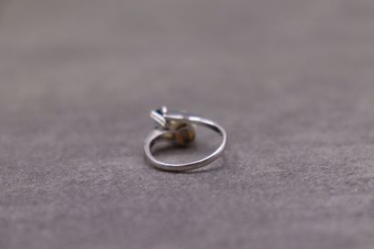 Une bague or gris 585/°° avec un saphir Ø...