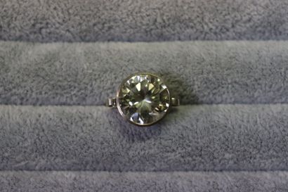 Une bague or gris 585/°° pierre synthèse...