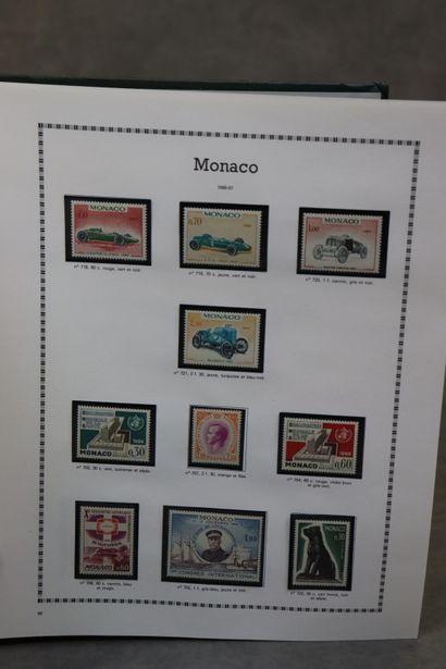Réunion de quatre albums de timbres, dont...