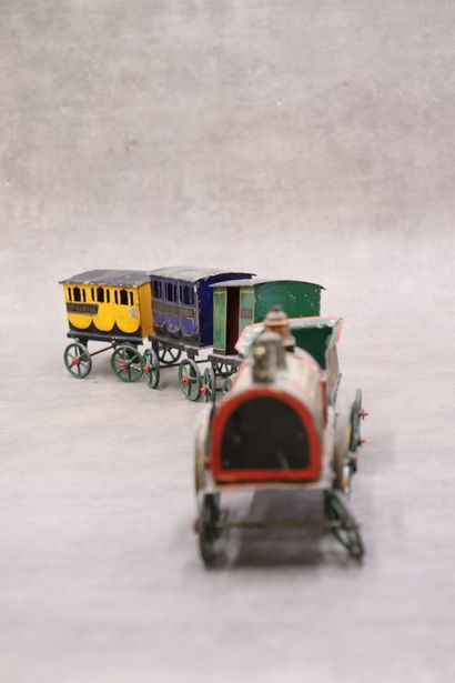 Une locomotive avec trois wagons, tôle polychrome....