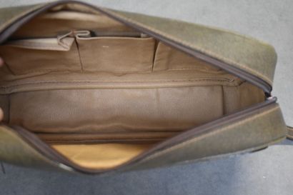 GUCCI. Trousse de toilette en toile enduite...