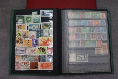 Lot de trois albums de timbres