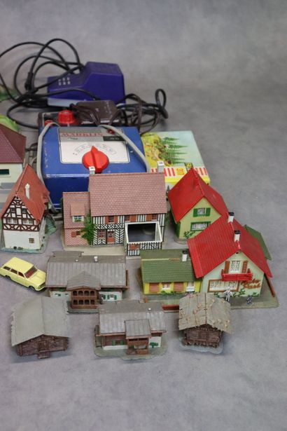 Réunion de quelques petits trains et accessoires....