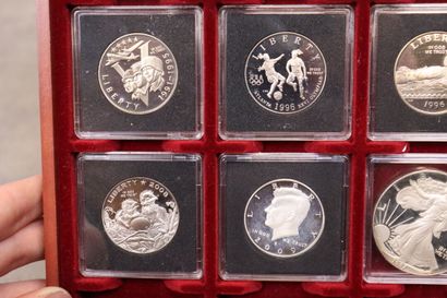Un coffret comprenant 14 pièces half dollar...