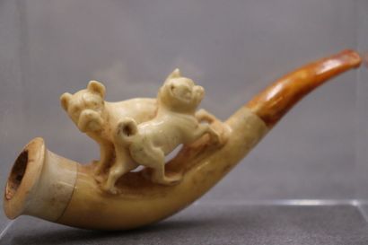 Réunion de deux pipes en écume de mer figurant...