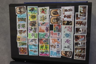 Réunion de 7 albums de timbres comprenant:...