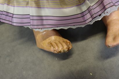 Une poupée avec tête en biscuit et corps...