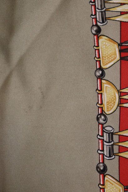 HERMES. Modèle Parures des sables. Carré...