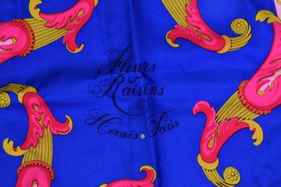 HERMES. Modèle Fleurs et raisins. Carré en...