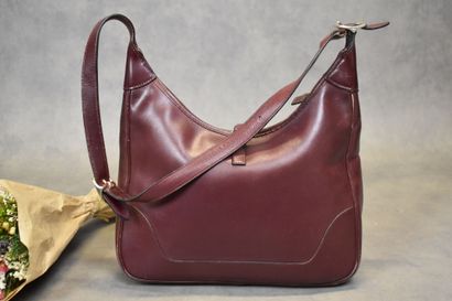 HERMES. Sac Trim en veau box rouge, fermeture...