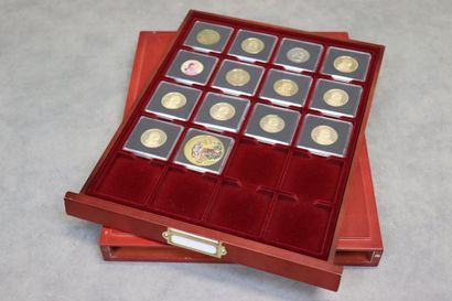 Coffret comprenant 14 monnaies dont 13 pièces...