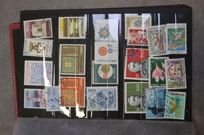 Réunion de 8 albums de timbres tous pays....