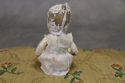Réunion de deux petites poupées avec têtes...