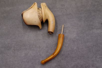 Une pipe en écume de mer avec son écrin (usure)....