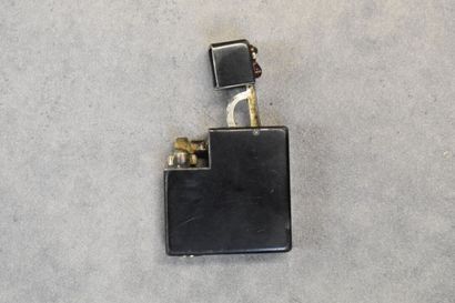 CARTIER. Un briquet art déco en métal et...