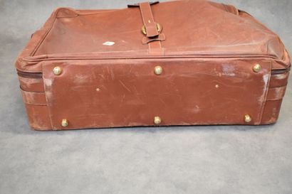 GUCCI. Valise en cuir marron, intérieur tissu...