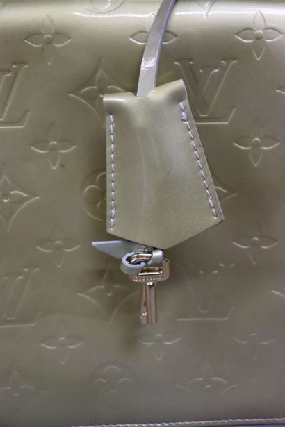 LOUIS VUITTON. Petit sac à main en cuir vernis,...