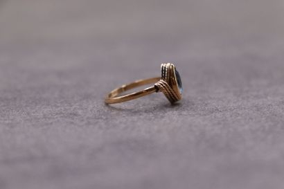 Une bague or jaune 750/°° avec un spinelle...