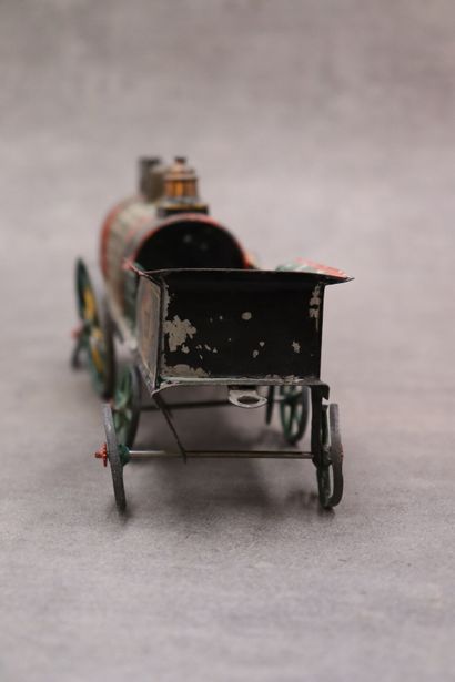 Une locomotive avec trois wagons, tôle polychrome....