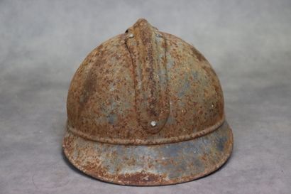 Casque Adrian figurant l'insigne du génie...