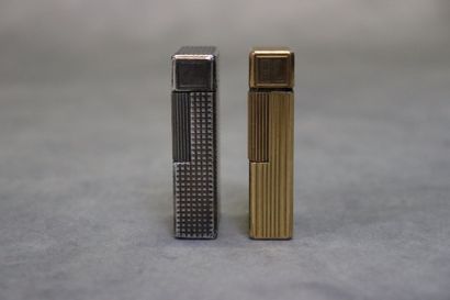 DUPONT. Réunion de deux briquets en métal...