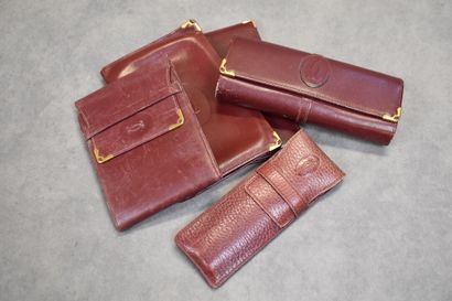 CARTIER. Un lot d'accessoires en cuir bordeaux...