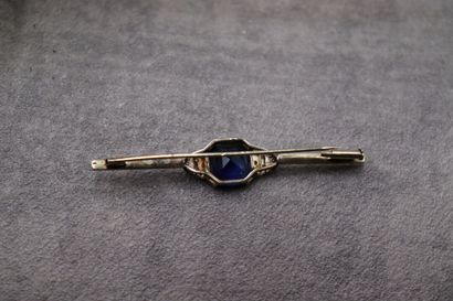 Broche or gris 750/°° avec saphir de synthèse...