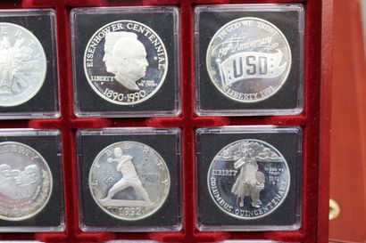 Un coffret comprenant 20 pièces de one dollar,...