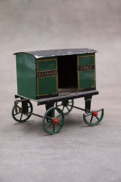 Une locomotive avec trois wagons, tôle polychrome....