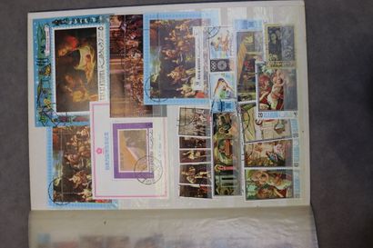 Réunion de 9 albums de timbres tous pays....