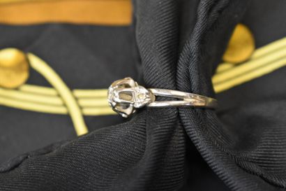 Une bague or gris 750/°°solitaire diamant...