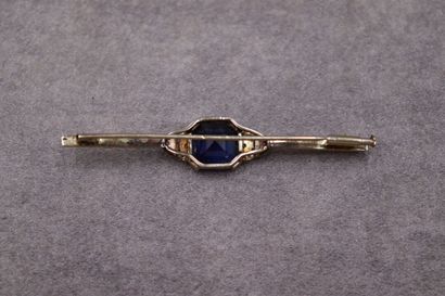Broche or gris 750/°° avec saphir de synthèse...
