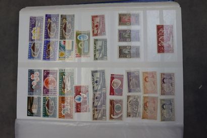 Réunion de 9 albums de timbres tous pays....