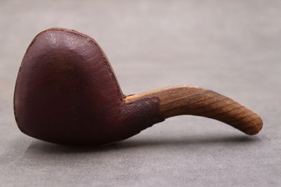 Une pipe en écume de mer avec son écrin (usure)....